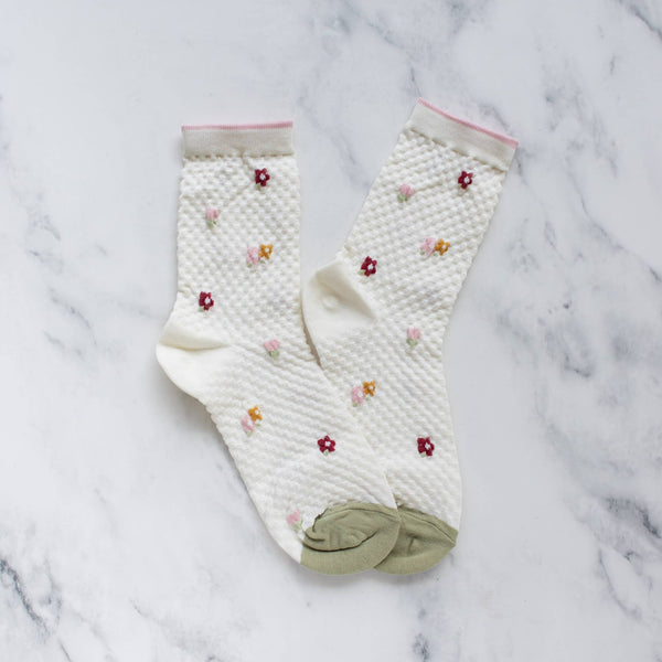 Embossed Flower Casal Socks: Ivory - Daily Magic